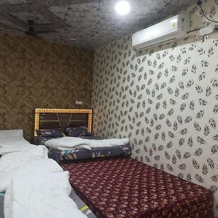 Shree Kashi Govardhan Dham Hotel Uddzsaín Kültér fotó