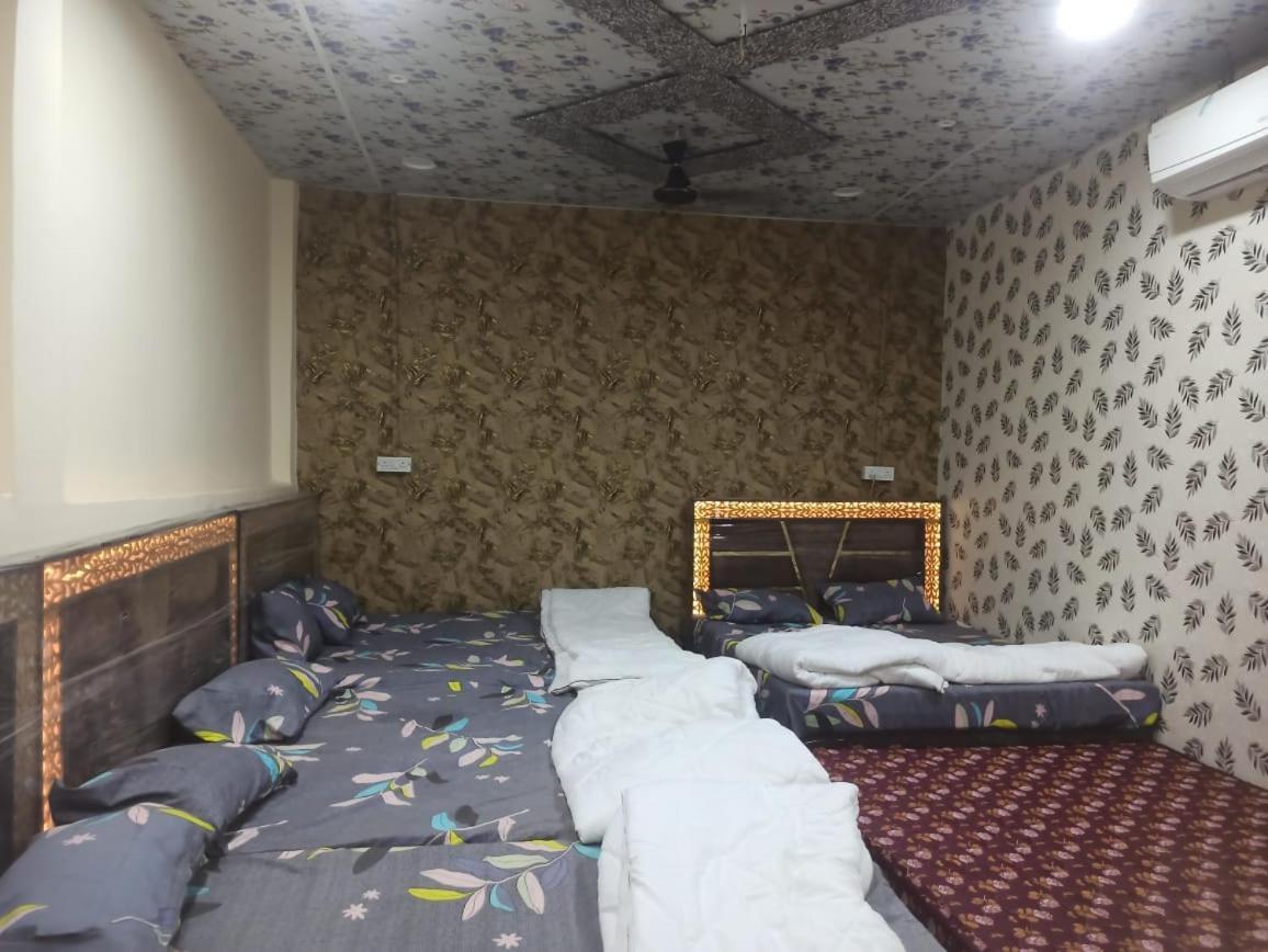 Shree Kashi Govardhan Dham Hotel Uddzsaín Kültér fotó