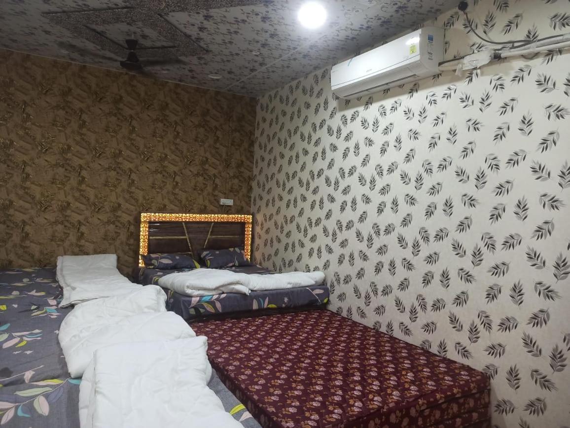 Shree Kashi Govardhan Dham Hotel Uddzsaín Kültér fotó